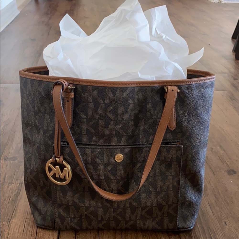 Michael Kors Jet Set Large Snap Pocket Tote Bag